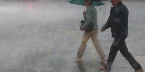 Zwei Fußgänger im Regen