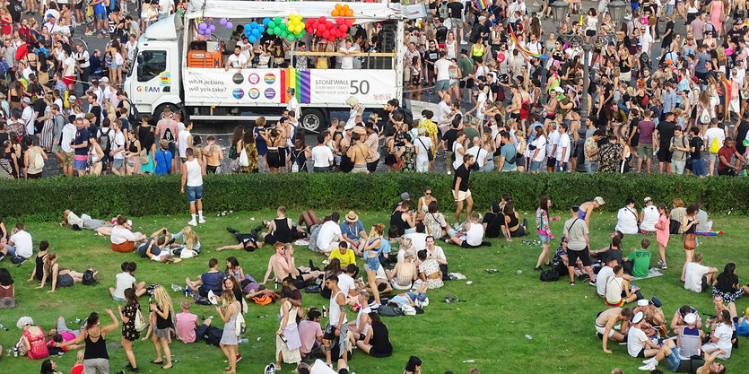 Viele Menschen beim schwul-lesbischen Straßenfest in Berlin 2013