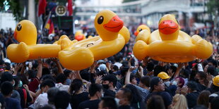 Überdimensionale, aufblasbare Gummienten über der Menschenmenge bei prodemokratischem Protest in Thailand