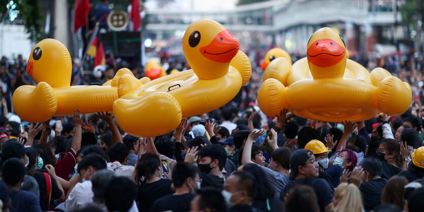 Überdimensionale, aufblasbare Gummienten über der Menschenmenge bei prodemokratischem Protest in Thailand