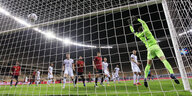 Spielszene aus dem Länderspiel gegen Spanien - Torwart Manuel Neuer kassiert ein Tor.