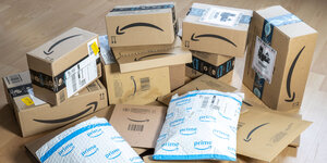 Verpackungsmüll - Kartons und Umschläge con Amazon