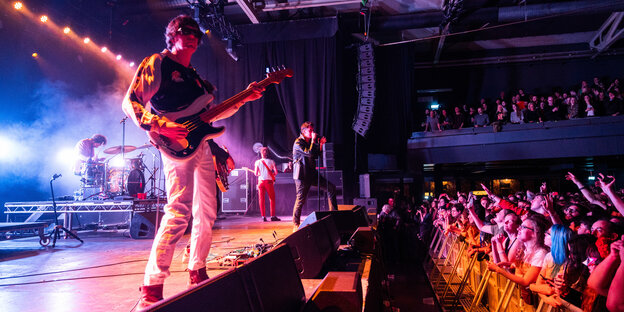 Am 14.2.2020 ging das noch: Bühenfoto von der US-Rockband The Strokes, die ein Konzert in der Columbiahalle spielt