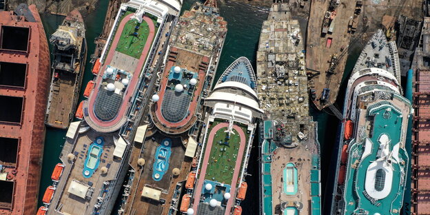 Ein Drohnenbild zeigt stillgelegte Kreuzfahrtschiffe, die auf der Aliaga-Werft in der ägäischen Hafenstadt Izmir demontiert werden.