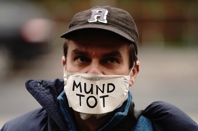 Demonstrant mit Maske