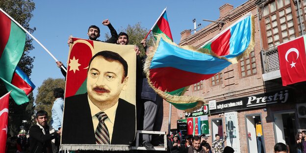 Feiern zum Waffenstillstand vergangene Woche in Ganja - Männer mit türkischen und aserbajanischen Flaggen auf einem Auto