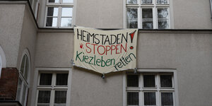 Ein Transparent hängt vor einer Berliner Altbau-Fassade. Drauf steht: "Heimstaden stoppen - Kiezleben retten"