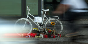 In Kreuzberg ist ein weißes Fahrrad als Mahnmal angeschlossen, um an einen tödlichen Unfall mit einem rechts abbiegenden LKW zu erinnern