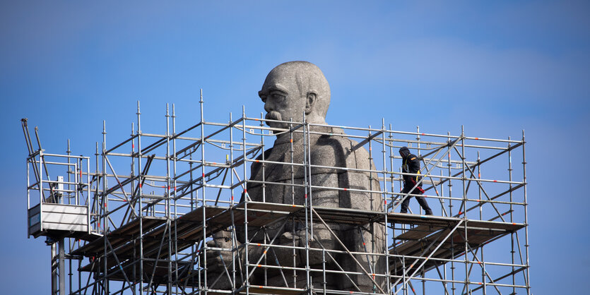 Ein Gerüstbauer montiert ein Gerüst für Reinigungsarbeiten am Bismarck-Denkmal.