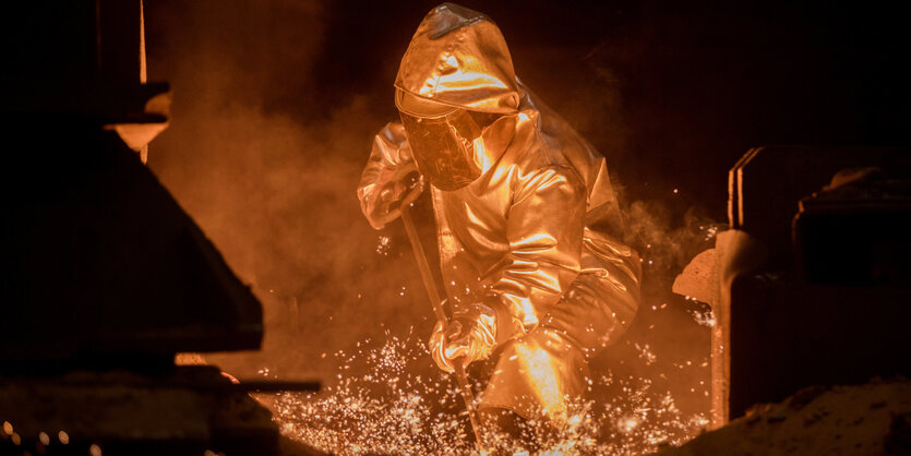 Ein Hochöfner nimmt am Hochofen 1 im Werk Schwelgern von Thyssenkrupp eine Probe. Der kriselnde Industriekonzern Thyssenkrupp setzt nach einem Milliardenverlust weiter den Rotstift an: So sollen zusätzlich 5000 Arbeitsplätze in den kommenden drei Jahren w