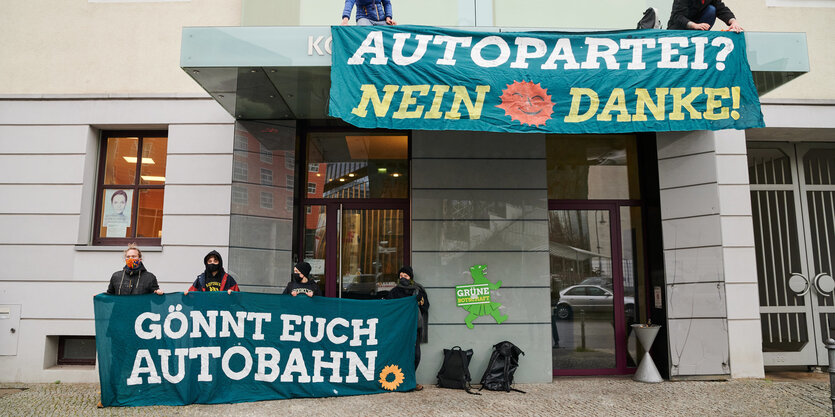 Berlin: ·Autopartei? Nein Danke!· und ·Gönnt euch Autobahn· steht auf Transparenten an der Landesgeschäftsstelle der Grünen. Anhänger der Umweltschutzbewegung ·Ende Gelände· besetzten das Dach des Eingangs, um gegen die Rodung des Dannenröder Waldes in He