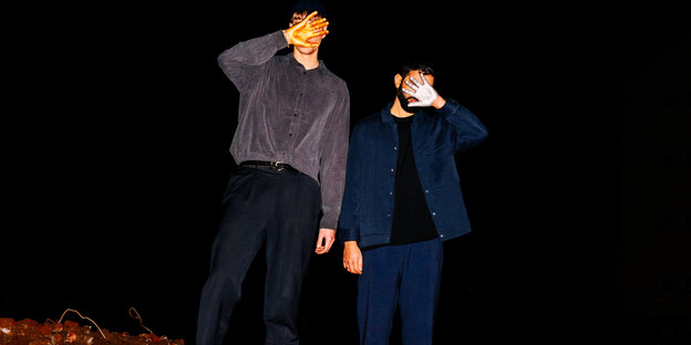 Elektronikduo Vimes aus Köln auf einem Müllberg Elektronikduo Vimes aus Köln auf einem Müllberg