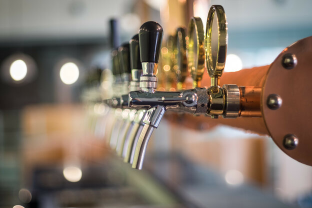 Bier-Zappfanlage in einer Craftbeer-Bar