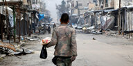 Ein syrischer Soldat läuft durch die Stadt Maarat al-Numan