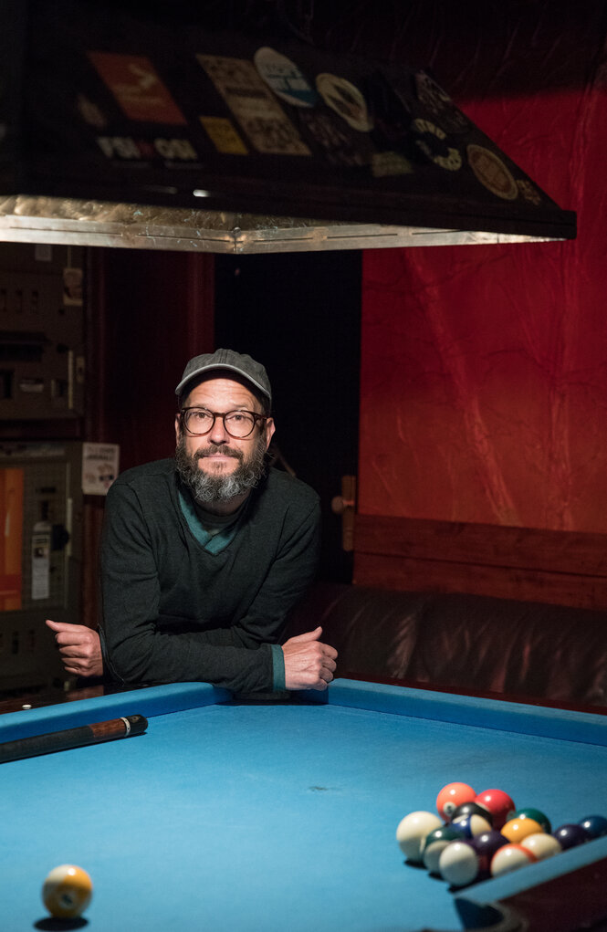 Martin Kaltenmaier ist Besitzer einer Bar in Prenzlauer Berg - er hat sich vor einem Billardtisch fotografieren lassen