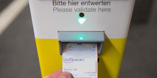 Ein Bahnticket der Berliner Verkehrsauf dem Bahnsteig einer U-Bahn entwertet