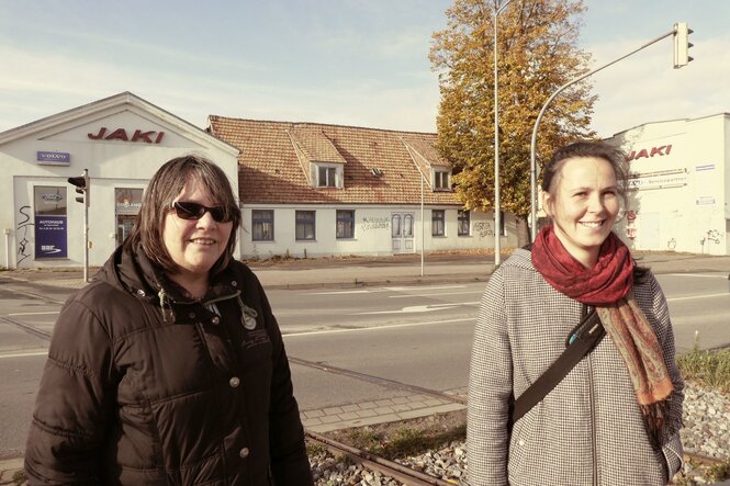 Zwei Frauen in der Nähe einer Strassenkreuzung