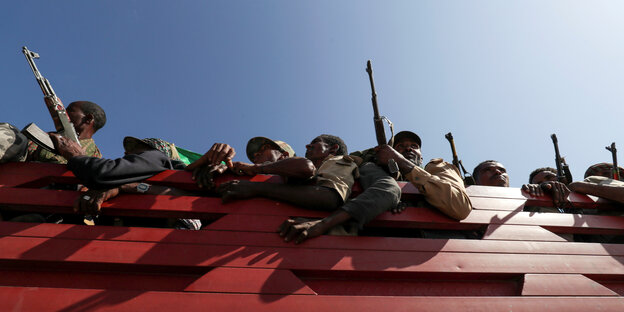 Bewaffnete Soldaten auf dem Anhäner eines LKWs sind auf dem Weg in die Tigray Region im Norden Äthiopiens