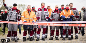 Demonstranten von Thyssenkrupp-Stahl stehen bei einer Kundgebung auf den Rheinwiesen