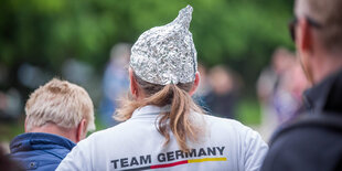 Teilnehmer einer sog. sogenannten Hygienedemos in Dresden mit Aluhut