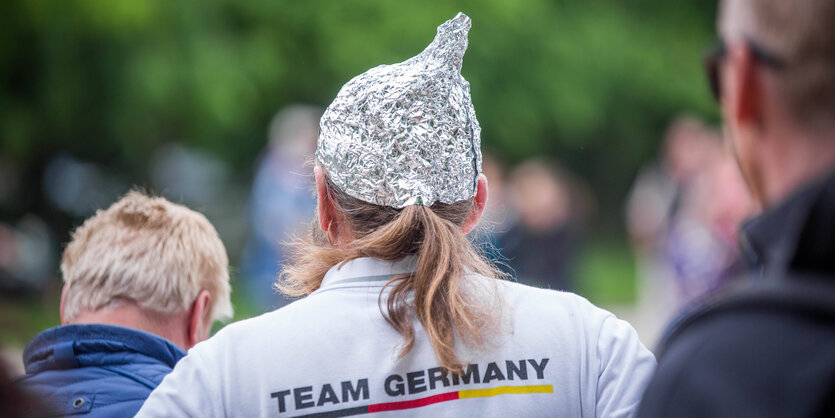 Teilnehmer einer sog. sogenannten Hygienedemos in Dresden mit Aluhut