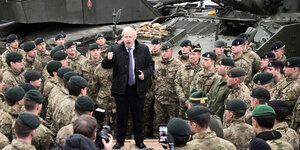 Boris Johnsonspricht zu Britschen Soldaten bei einem Truppenbesuch in Estonia im Dezember 2019.