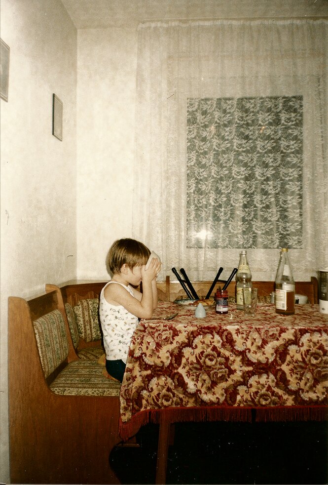 Erica Zingher beim Frühstück in der ersten deutschen Wohnung, 1997