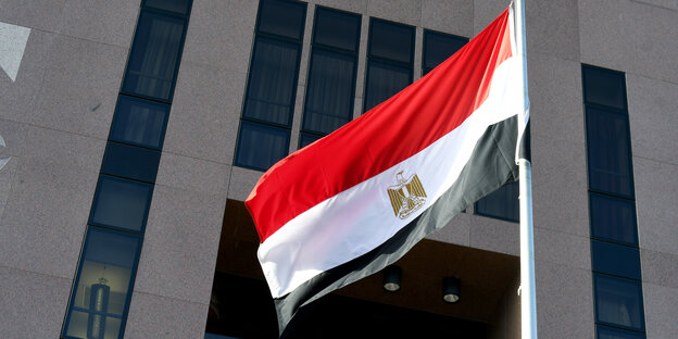 Die ägyptische Flagge weht vor der ägyptischen Botschaft in Berlin