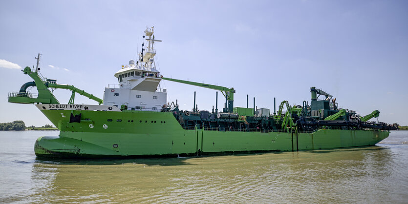 Grünes Schiff mit Rüssel auf dem Wasser