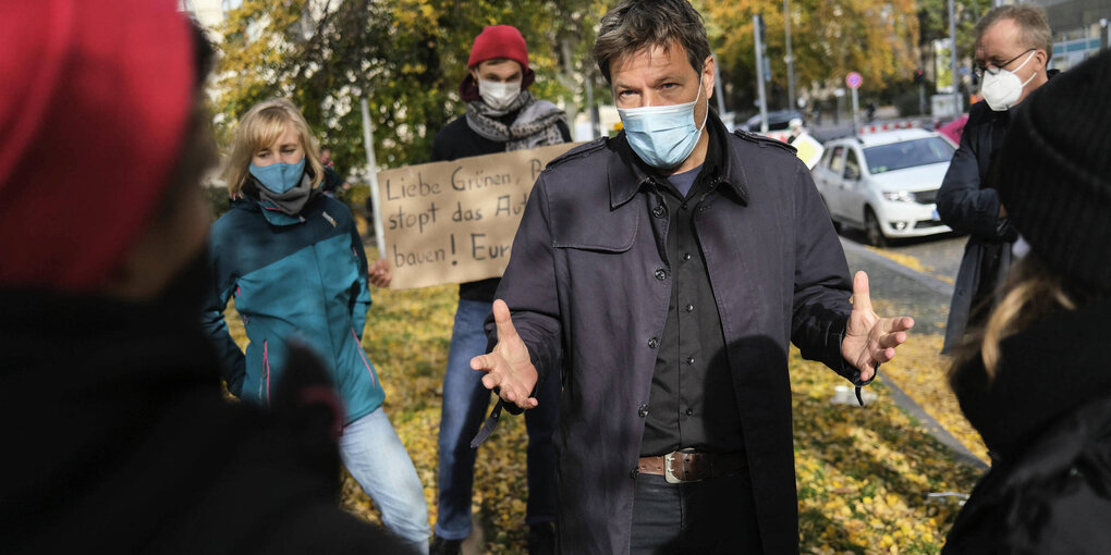 rünen-Chef Robert Habeck im Gespräch mit Fridays for Future