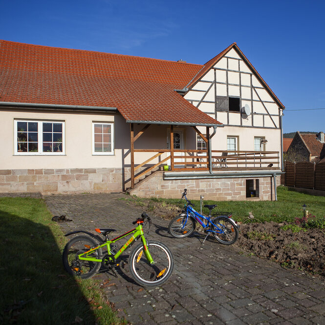 Fachwerkhaus, auf der Zufahrt stehen zwei Kinderräder