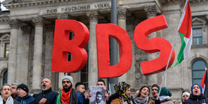 AnhängerInnen der BDS-Bewegung vor dem Berliner Reichstag im Mai 2019