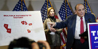 Anwalt Rudy Giuliani zeigt auf eine Karte mit den umkämpften Bundesstaaten