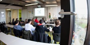 Schüler:innen in einem Klassenraum