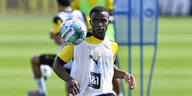 Dortmunds Talent Moukoko läuft beim Training dem Ball hinterher