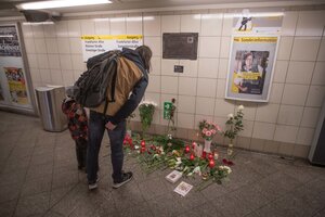 menschen stehen in einem U-Bahnhof in Berlin