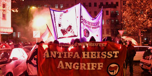 Spitze einer Demo im roten licht