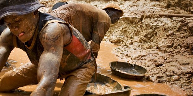 Zwei Männer bei menschenunwürdigem Abbau von Gold in einer Mine im Nordosten Kongos.
