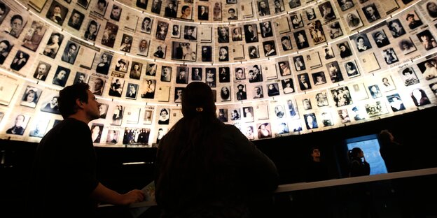 Besucher schauen sich die Kuppel in Yad Vashem an, mit Fotos von Juden die ermordet wurden