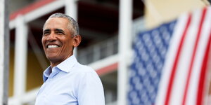 Barack Obama hält eine Rede vor amerikanischer Flagge