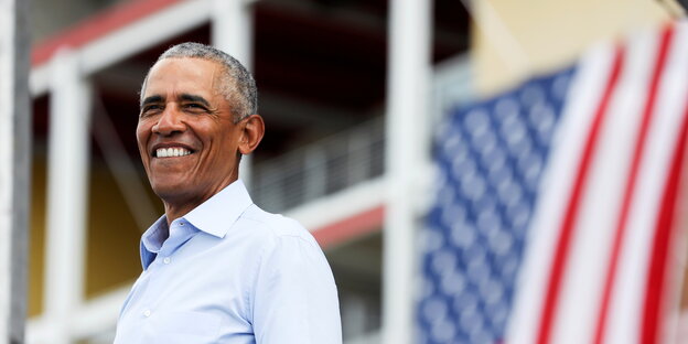 Barack Obama hält eine Rede vor amerikanischer Flagge