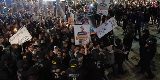 Demonstrant:innen bedrängen Polizei in Leipzig
