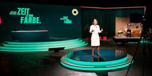 Annalena Baerbock in weißem Kleid im Fernsehstudio des Digital-Parteitags der Grünen