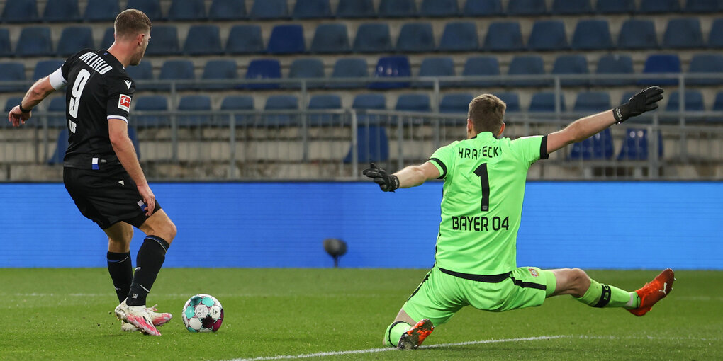 Torwart Lukáš Hrádecký von Bayer Leverkusen bei der Ballabwehr