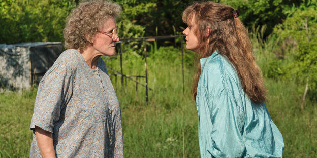 Filmstill: Großmutter Mamaw und Mutter Beverley stehen einander wütend gegenüber