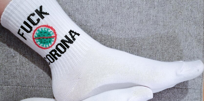 Tennissocken mit Motiv: Drauf steht Fuck Corona und ein Virus-Piktogramm ist durchgestrichen