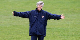 Schwedens Trainerin Pia Sundhage mit ausgebreiteten Armen.