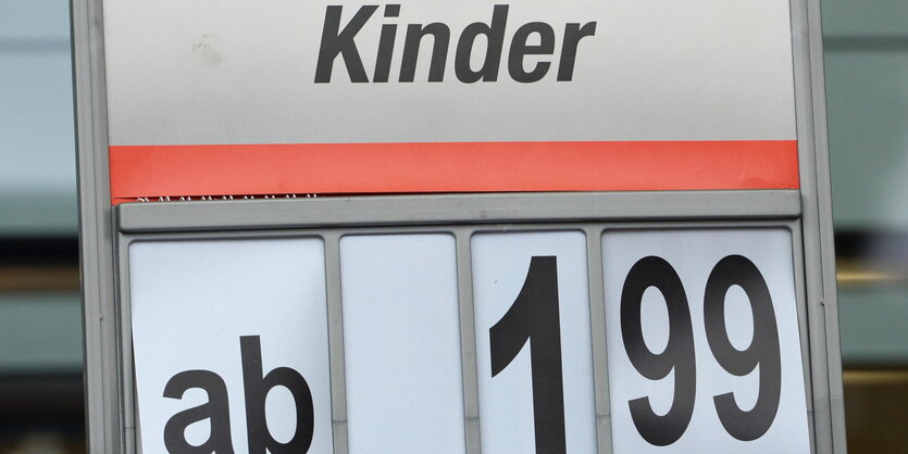 Preisschild, das Kinder ab 1,99 anbietet