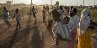 Flüchtlinge aus Tigray rennen zu einem Transitzentrum in Sudan