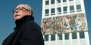 Walter Womacka vor dem Moisaikfries am Haus des Lehrers in Berlin 2004